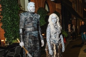 有那味！唐斯晒自己和妻子cosplay照《权游》夜王造型压迫感满满